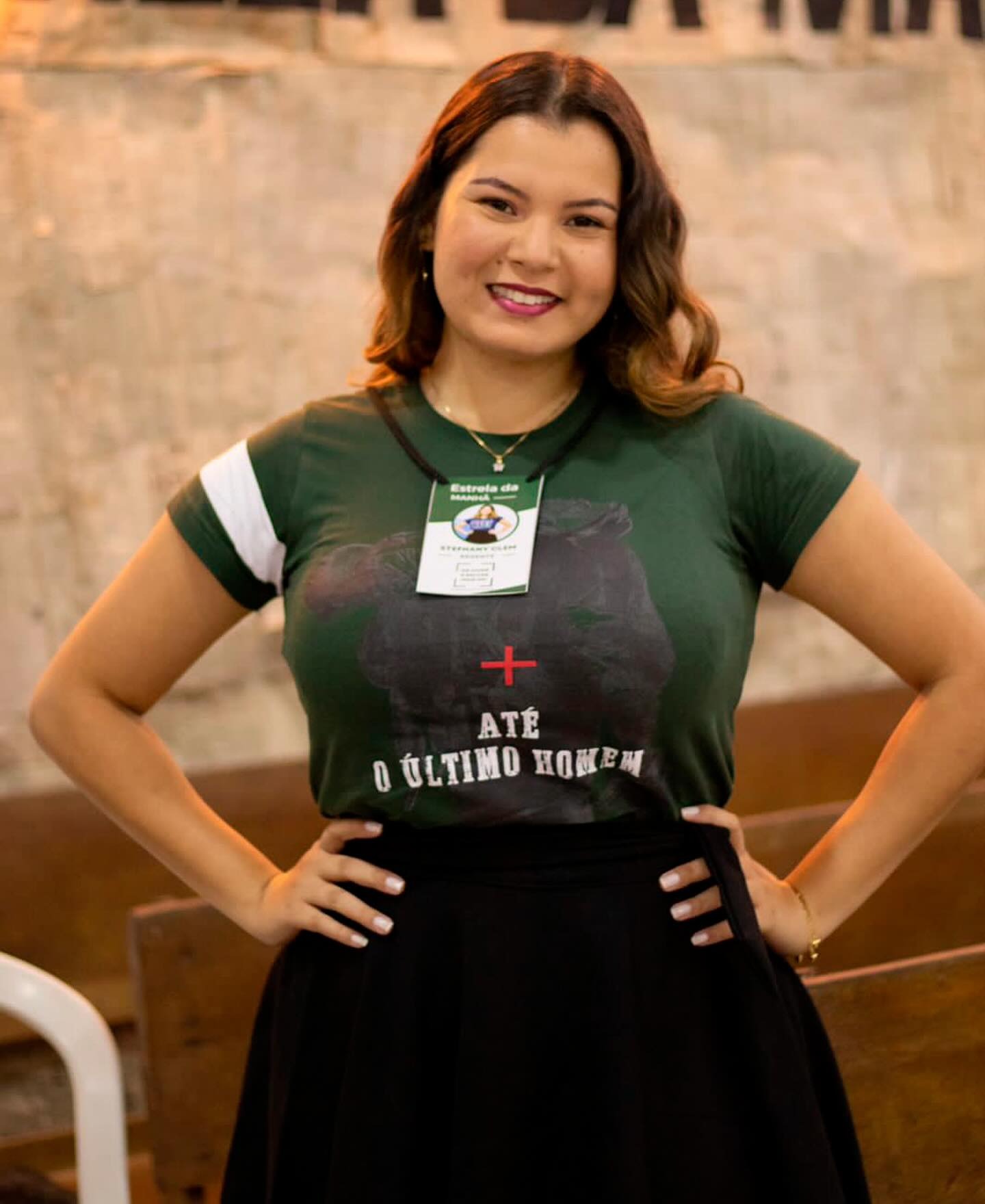 Mulher com camiseta verde da festividade Até o Último Homem