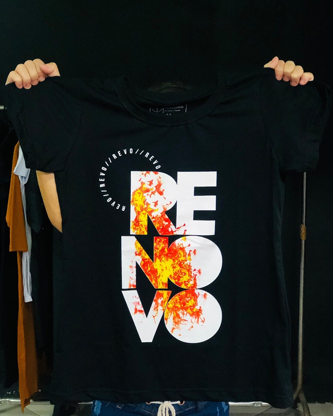 Camiseta preta da festividade com estampa REMOVO em chamas