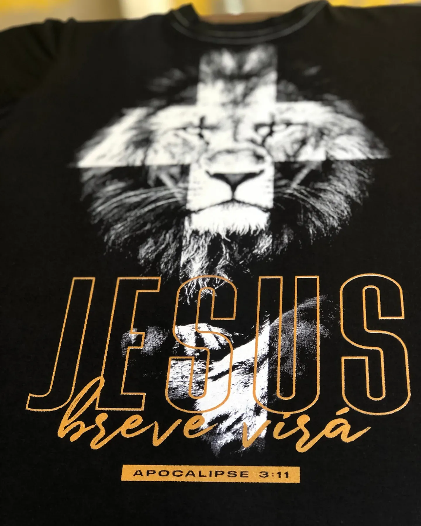 Camiseta preta da festividade com estampa Jesus breve virá