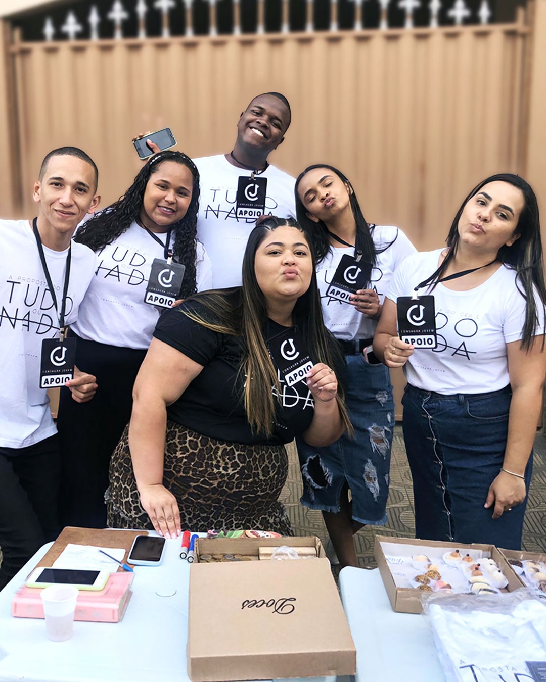 Jovens com camisetas brancas do evento de apoio