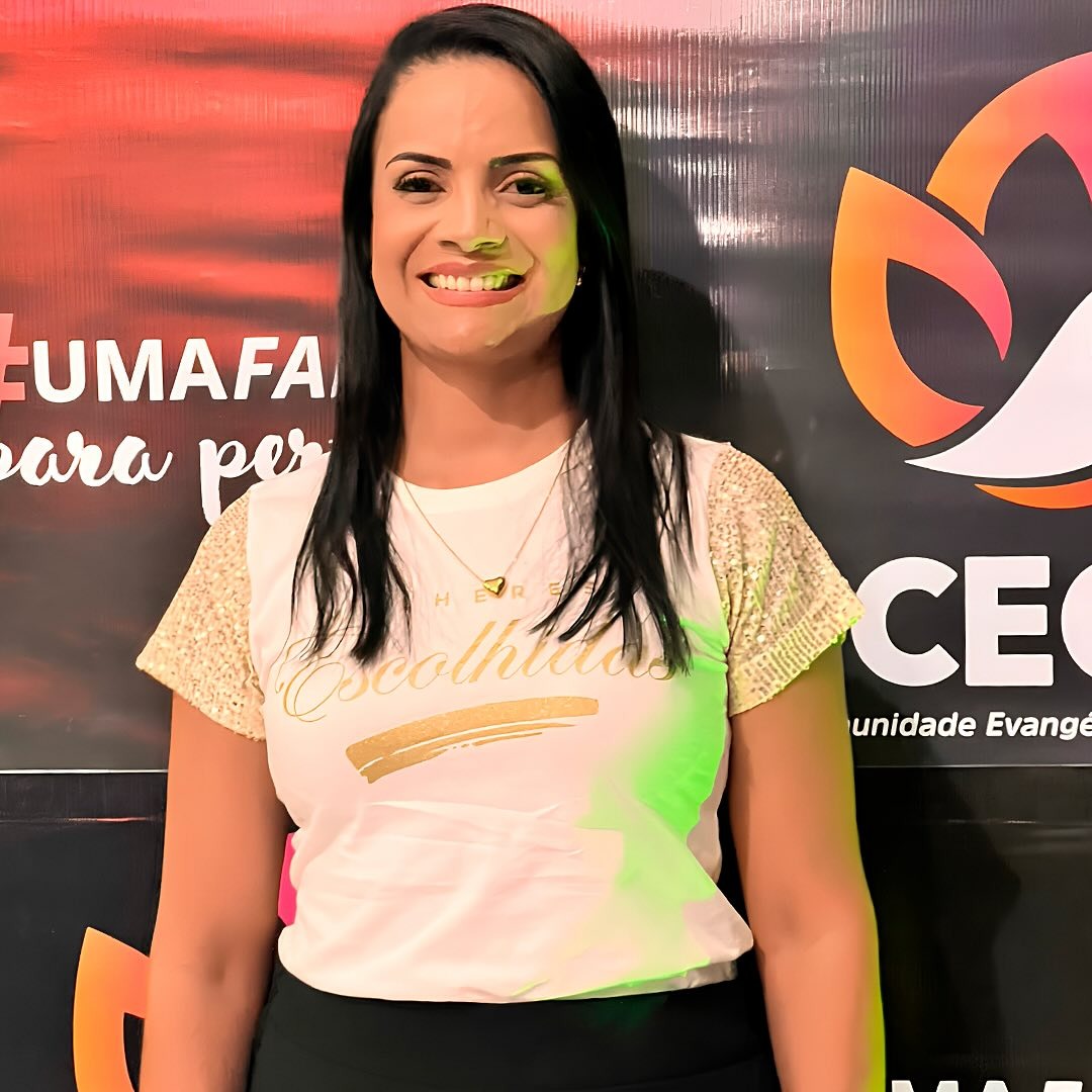 Mulher com camiseta branca da festividade Escolhidas