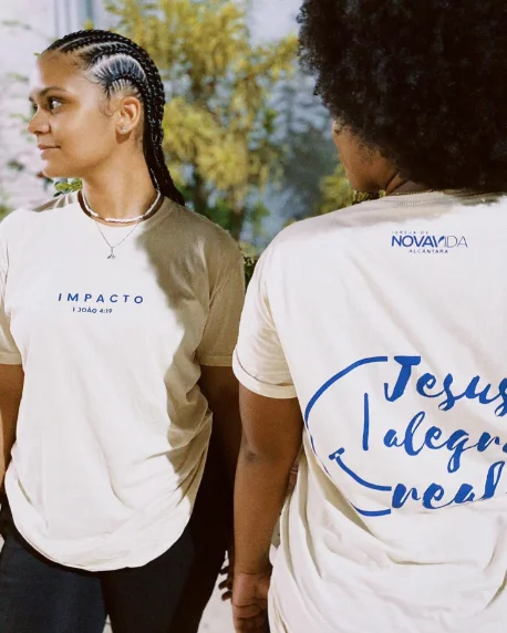 Ministério de louvor vestindo a camisa da festividade