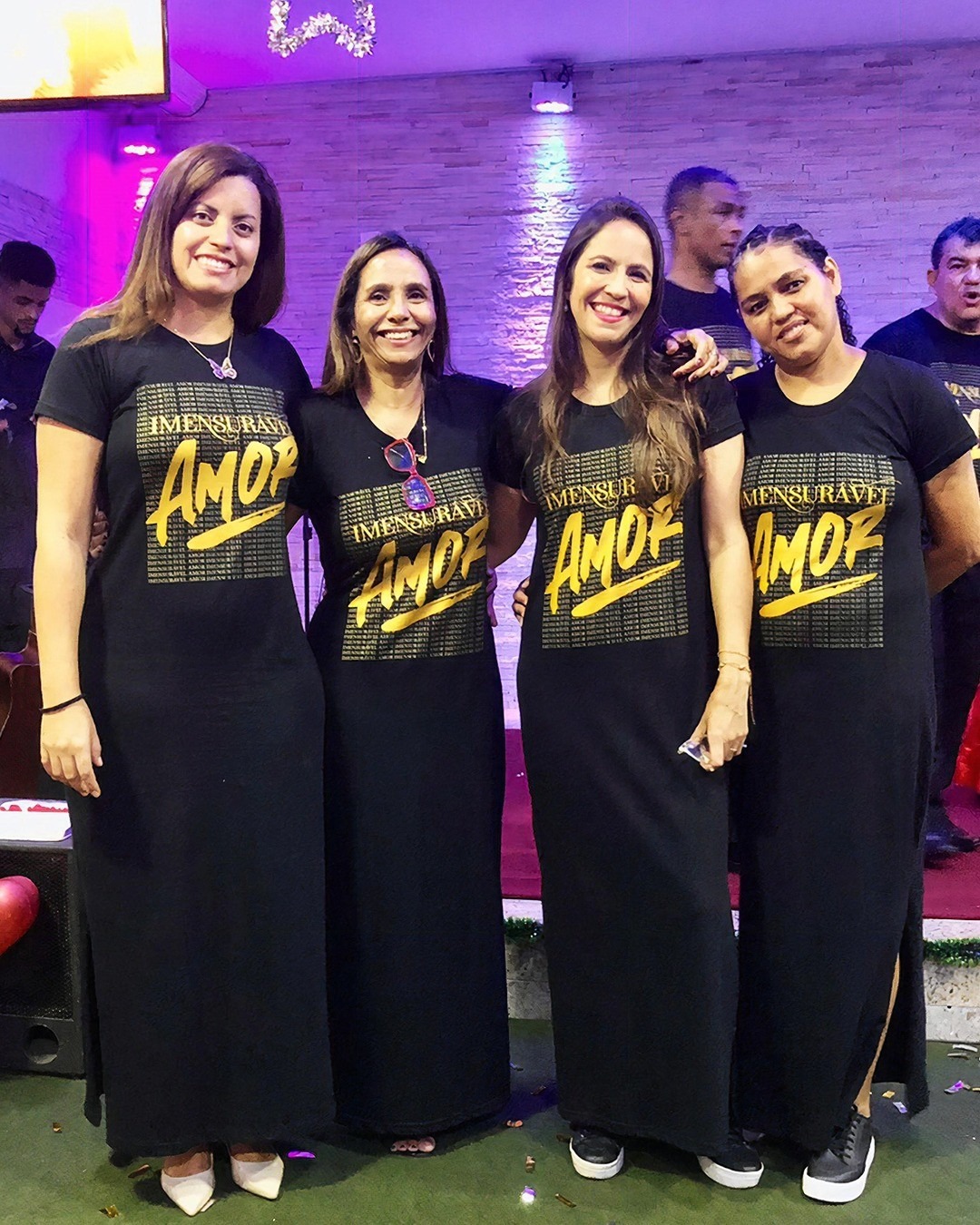 Mulheres com vestidos da festividade Amor Imensurável